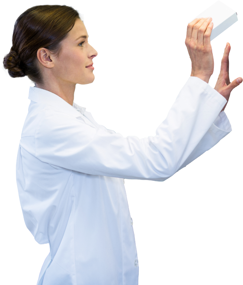 Farmacéutica revisando un medicamento como parte del control de calidad en la farmacia.