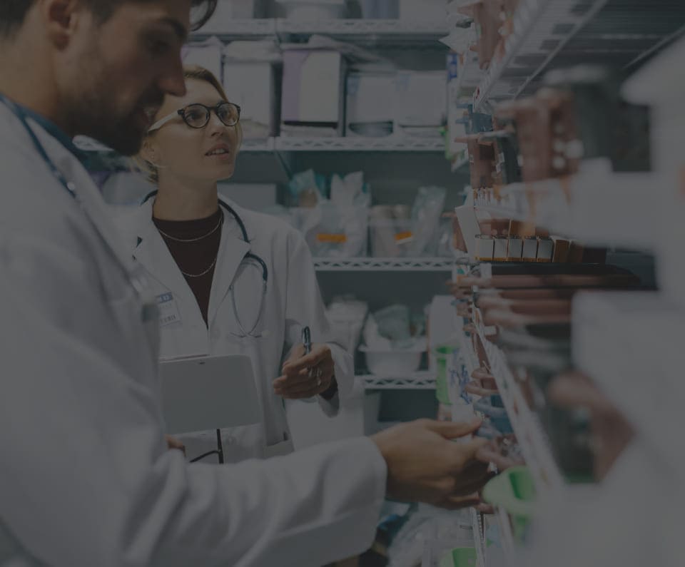 Farmacéuticos revisando productos en almacén, parte de las ofertas exclusivas para farmacias socias de Novaltia.